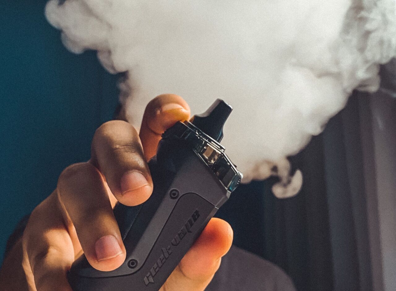 Lebih 40% Remaja Merokok Menggunakan Rokok Berperisa, Agensi Kesihatan Menilai Semula Larangan