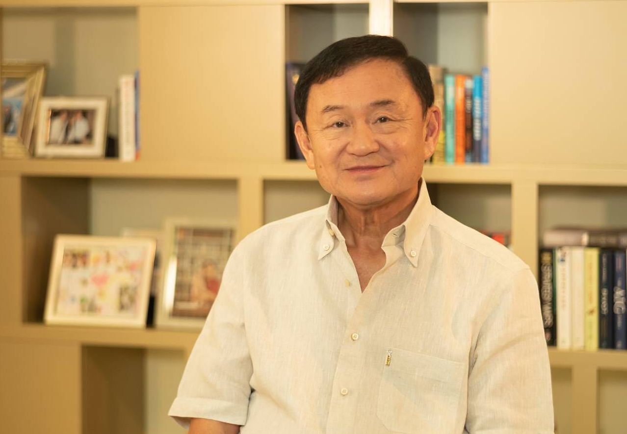 Dunia politik Thailand terperangkap dalam kebuntuan dan mantan Perdana Menteri Thailand Thaksin Shinawatra mengumumkan bahawa dia akan menunda kepulangannya ke negara itu.