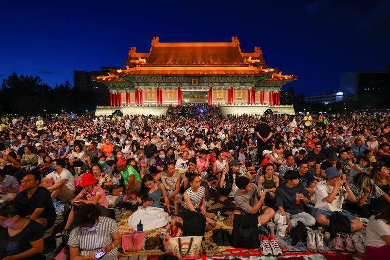 Cloud Gate Dance (雲門舞集) menampilkan “Thirteen Sounds” di Chiang Kai-shek Memorial Hall, 20 ribu menonton.