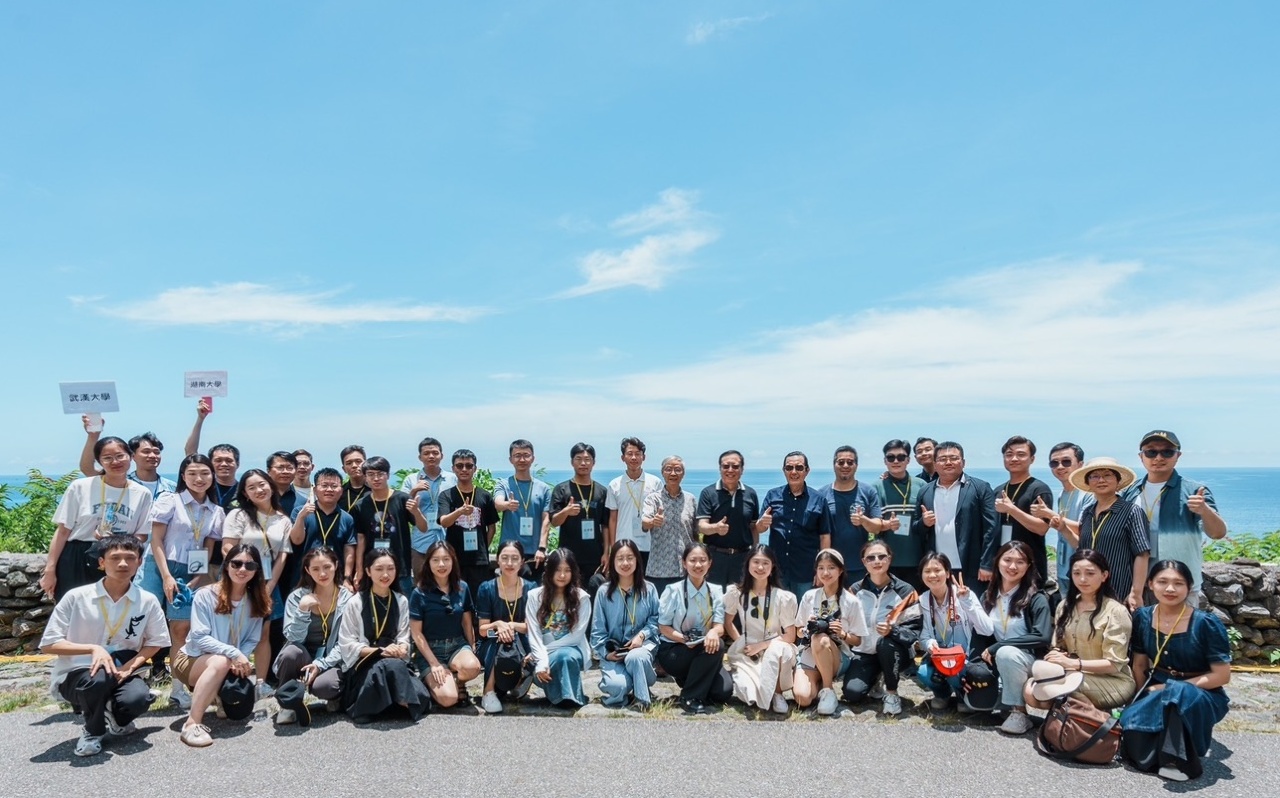 Rombongan pelajar daratan besar : Taiwan indah dengan alam sekitar dan orang yang lagi indah. Banyak buah tangan sehingga harus membeli bagasi baru.
