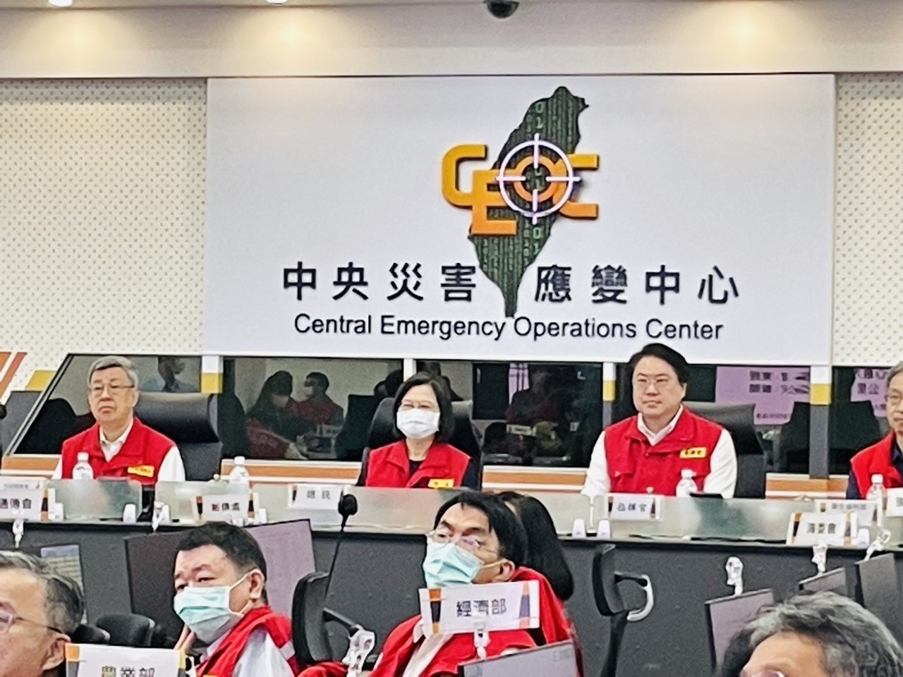 Presiden Tsai dan PM Chen Kunjungi Pusat Tindak Balas Bencana, Kesan Taufan Khanun Paling Dirasai Pada Tengah Malam