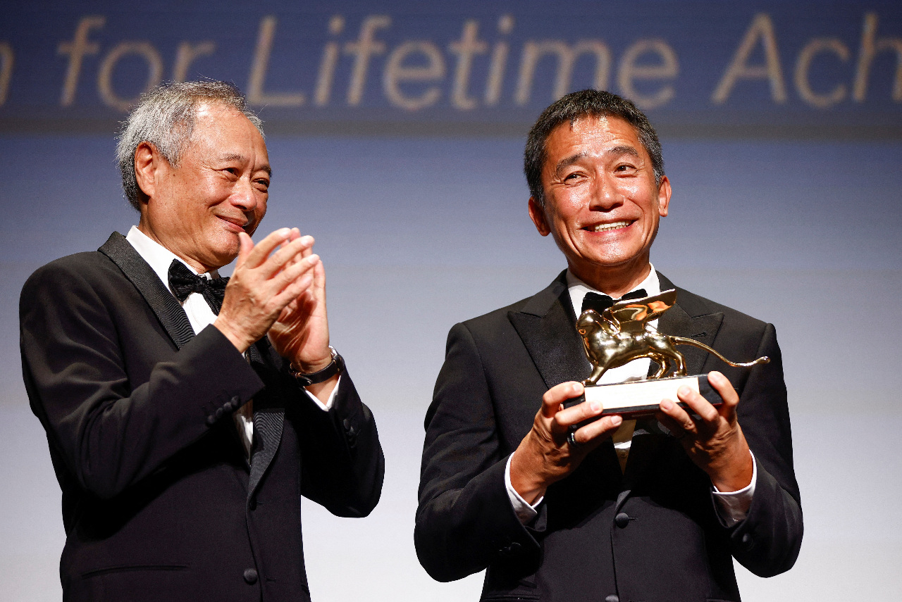 Tony Leung memenangi Anugerah Pencapaian Sepanjang Hayat Venice dengan air mata untuk mendedikasikan kegemilangan filem Hong Kong