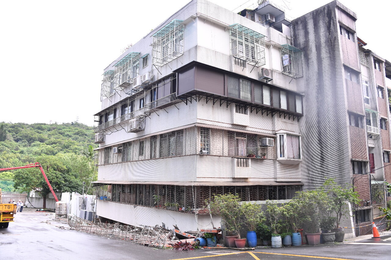 197 isi rumah dipindahkan dari pangsapuri condong di Taipei