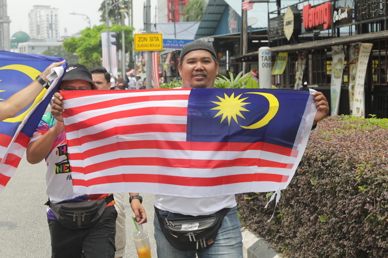 Hampir seribu orang menghadiri perhimpunan “Selamatkan Malaysia”, meragukan tekad kerajaan untuk melawan rasuah.