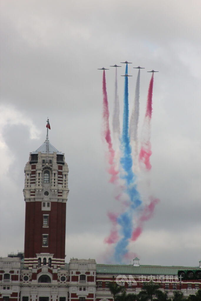 (Double Ten) Menyambut Double Ten, Helikopter Tentera Membawa Bendera ROC Melintasi Istana Presiden