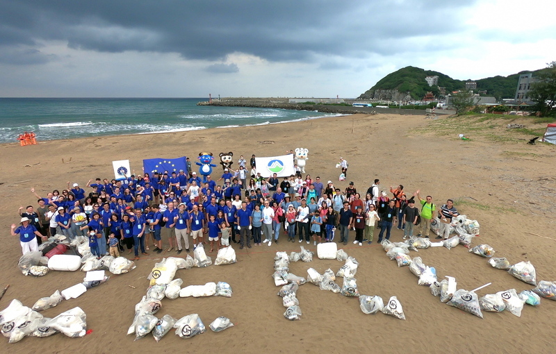 Kementerian Alam Sekitar berganding bahu dengan Pejabat Ekonomi dan Perdagangan Eropah untuk membersihkan pantai di New Taipei untuk memberi penghormatan kepada laut