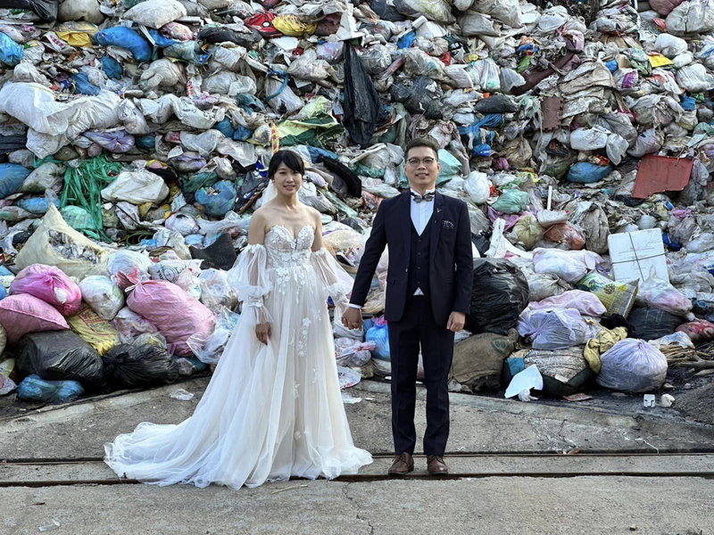 Tindakan mesra kepada alam sekitar, Pengantin baru Taiwan ambil gambar perkahwinan di gunung sampah.