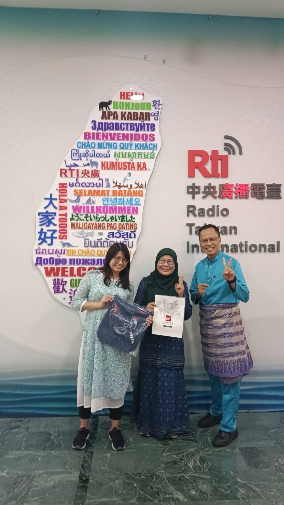 Langkah berani memilih sebuah negara asing yang amat berbeza budaya sebagai tempat pengajian kedoktorannya, Apakah cerita dan pengalamannya dapat dikongsikan?. ,