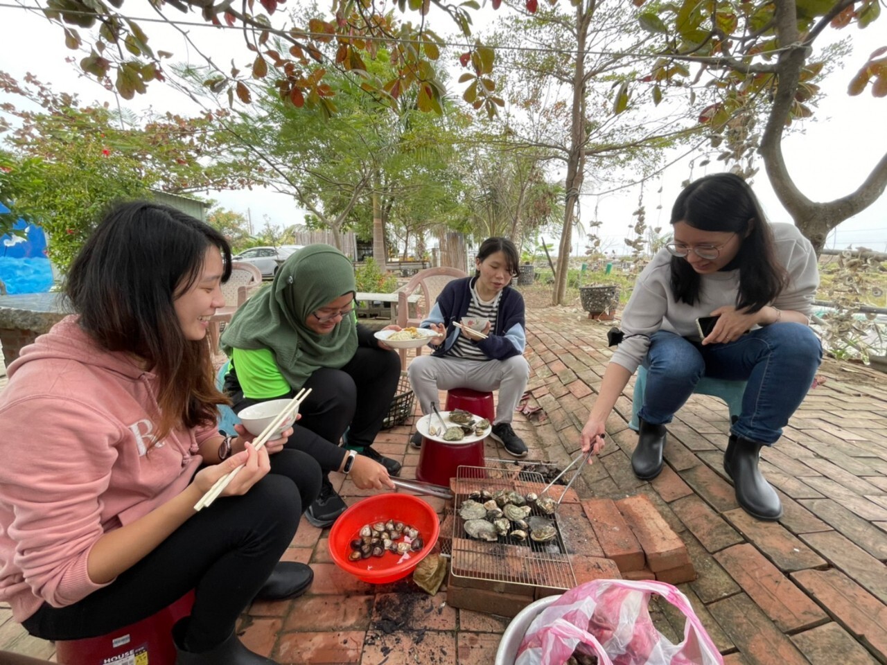Penyewaan rumah dan pilihan makanan halal adalah antara hal-hal yang perlu diputuskan oleh seorang pelajar asing yang belajar di luar negara.