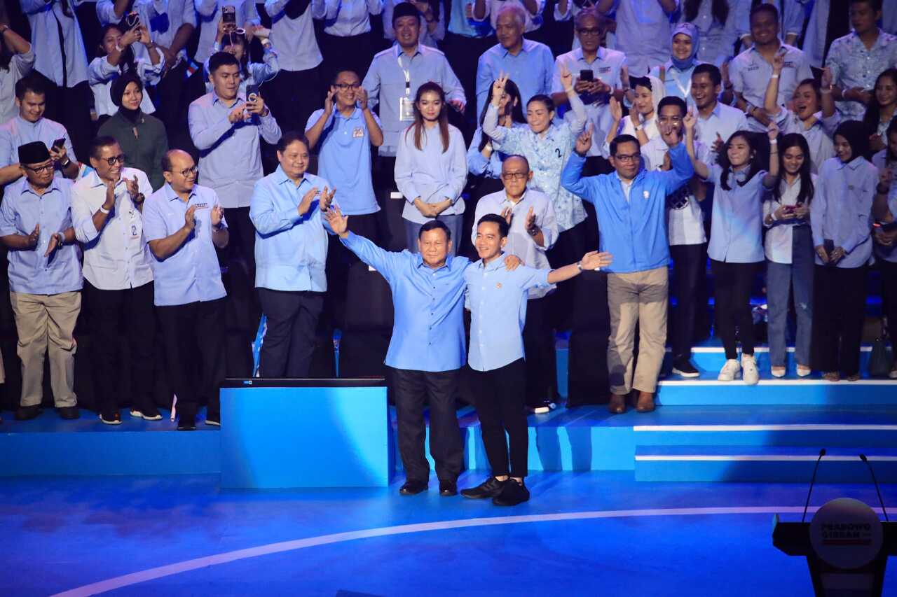 Debat pertama pemilihan presiden Indonesia telah dimulai dengan tiga calon presiden menghadapi pertanyaan mengenai hak asasi manusia, rasuah dan soalan lain.