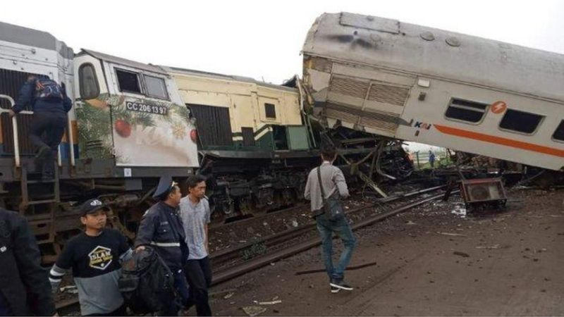 Rempuhan Kereta Api di Bandung, Sekurang-kurangnya 3 Orang Dilaporkan Maut