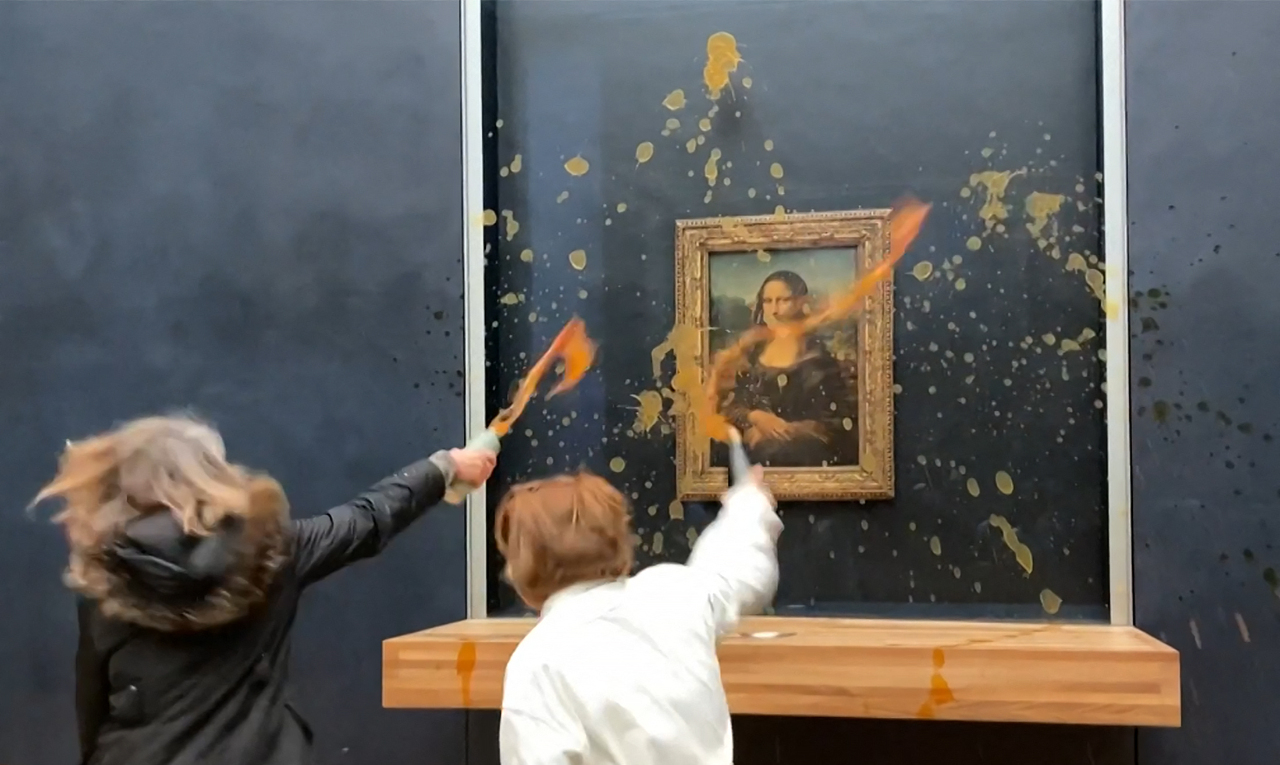 Potret Mona Lisa diserang lagi dan disimbah sup oleh dua wanita