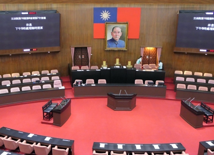Parti KMT ingin mengadakan mesyuarat luar biasa Dewan Rakyat pada 17hb, dan Parti Rakyat menyokong.