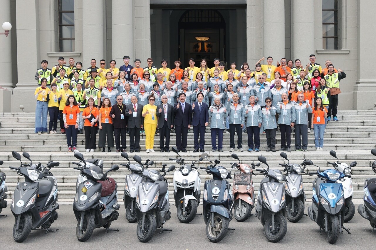 Penunggang motorsikal veteran “Forever Young”masuk ke Jabatan Presiden, Lai Qing-de ( 賴清德 ) : Jika ada peluang, juga ingin menjadi penunggang motorsikal veteran.