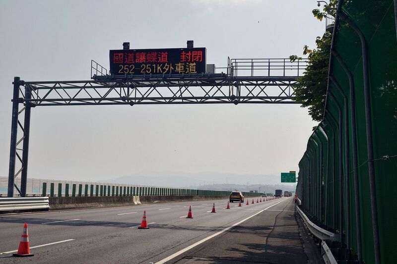 Lebih 1,000 rama-rama gagak ungu terbang melalui Linnei setiap minit. Lebuhraya Nasional No.3 ditutup untuk memberi laluan kepada penutupan kecemasan.