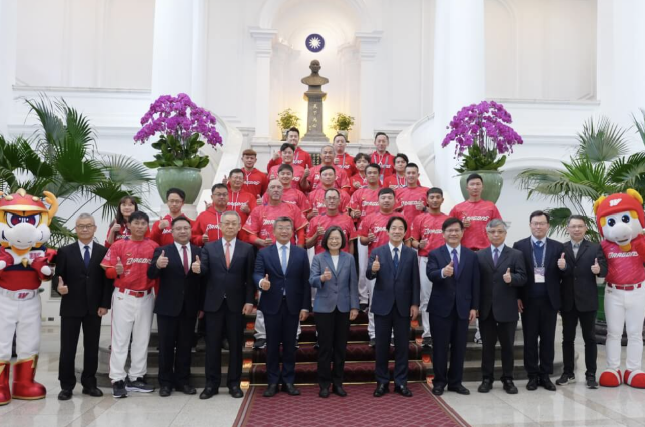 Presiden Tsai dan Naib Presiden Lai Ching-te Mengalu-alukan Lawatan Juara Keseluruhan CPBL, Wei Chuan Dragons