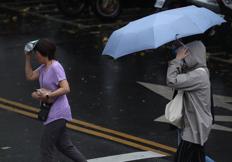 Cuaca tidak stabil kerana tiupan angin melalui Taiwan, hujan akan berkurangan pada waktu malam.