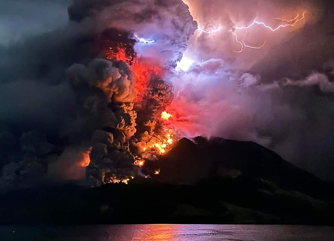 Gunung Ruang Indonesia terus meletus, abu merebak ke Malaysia
