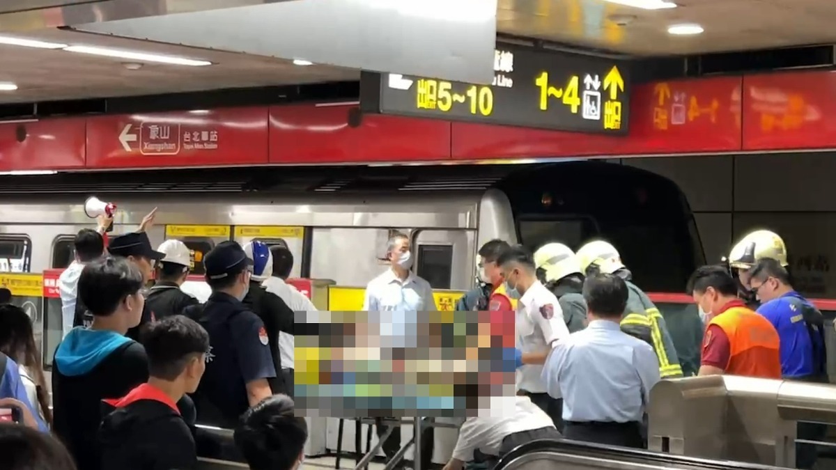 MRT Taipei Red Line dihalang oleh penumpang yang jatuh ke landasan