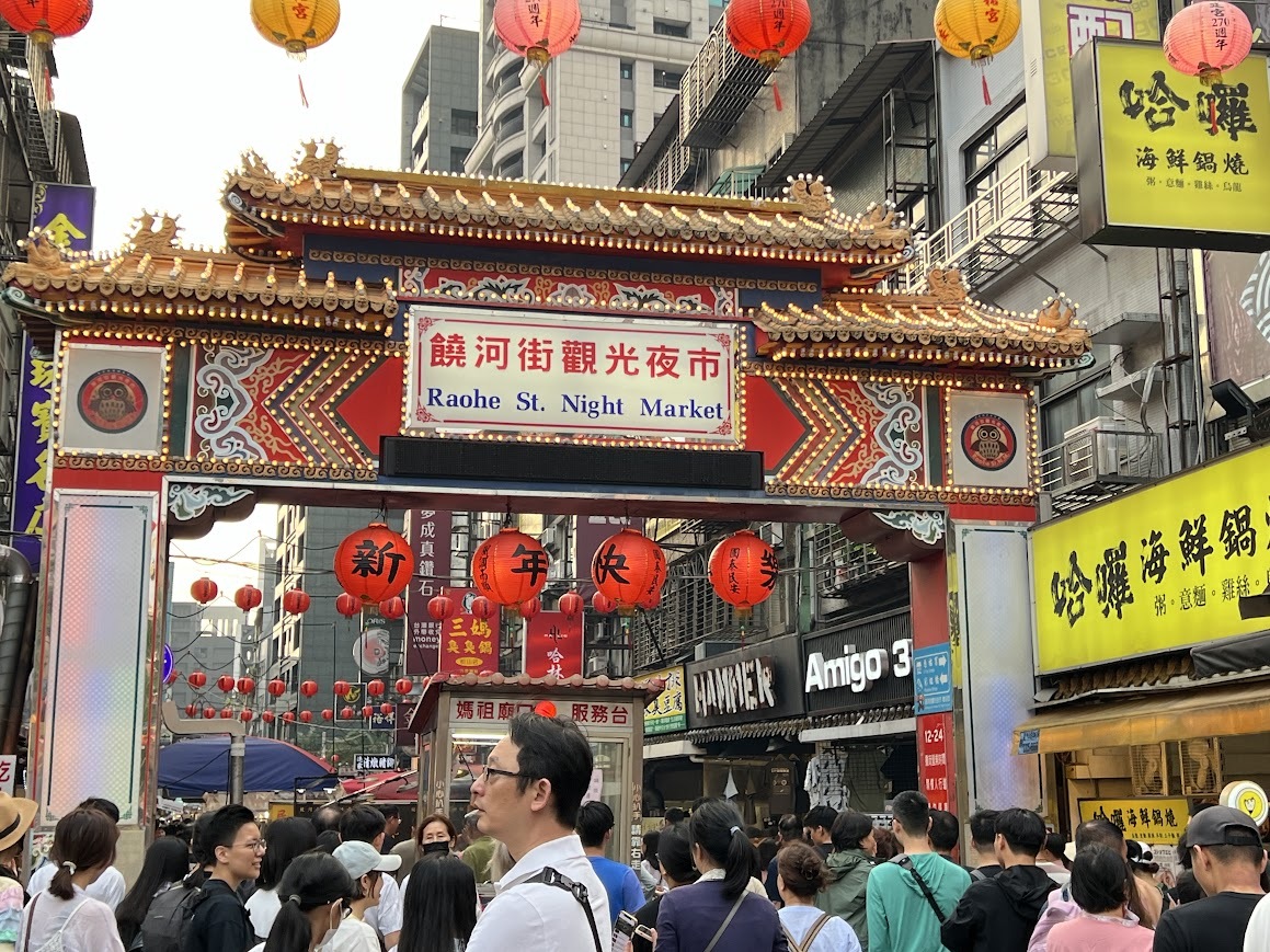 Mengapa pelancong asing gemar melawat pasar malam Taiwan. Manakah pasar malam yang menarik kepada pelancong?