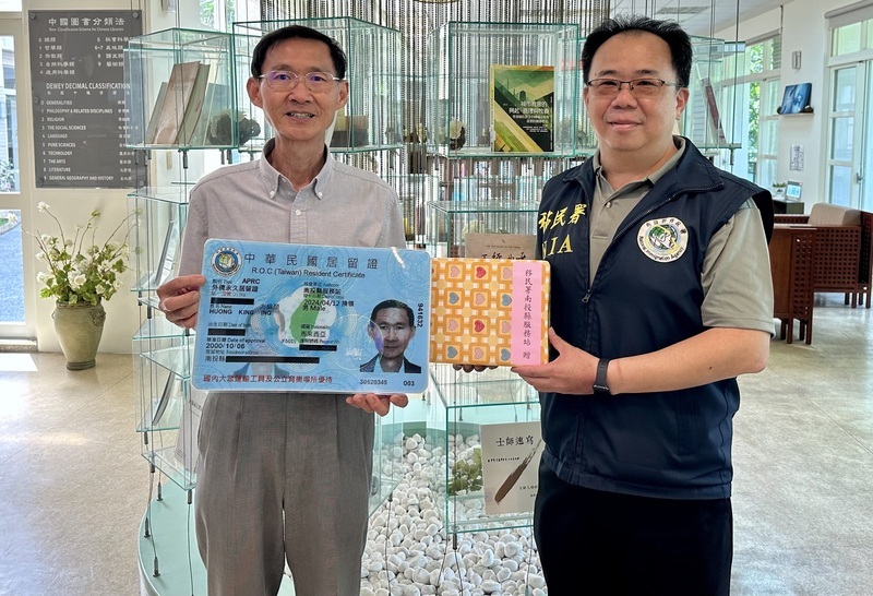 Fang Jin warganegara Malaysia telah berdedikasi untuk pendidikan Taiwan selama 44 tahun dan telah dianugerahkan permit kediaman tetap