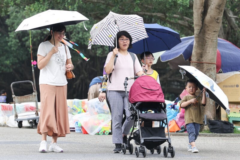 Angin musim timur laut mempengaruhi utara Taiwan pada 9 Mei, menyebabkan cuaca sejuk. Hari Ibu di seluruh Taiwan dijangkakan hujan.