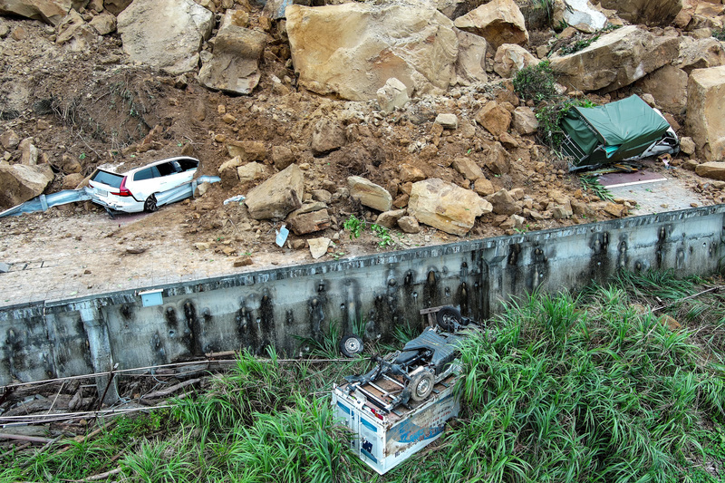 Tanah runtuh di pintu masuk Taman Keelung Chaojing mencederakan dua orang yang sedar dan tiada laporan terperangkap buat masa ini