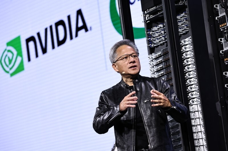 BBC: Jensen Huang, CEO NVIDIA, Seperti Taylor Swift dalam Dunia Teknologi dengan Jaket Kulit Ikoniknya yang Mencetuskan ‘Jensanity’