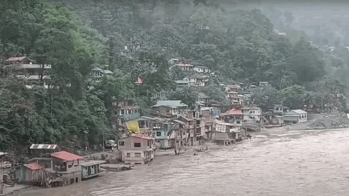1,200 pelancong terkandas selepas tanah runtuh di Sikkim, India.
