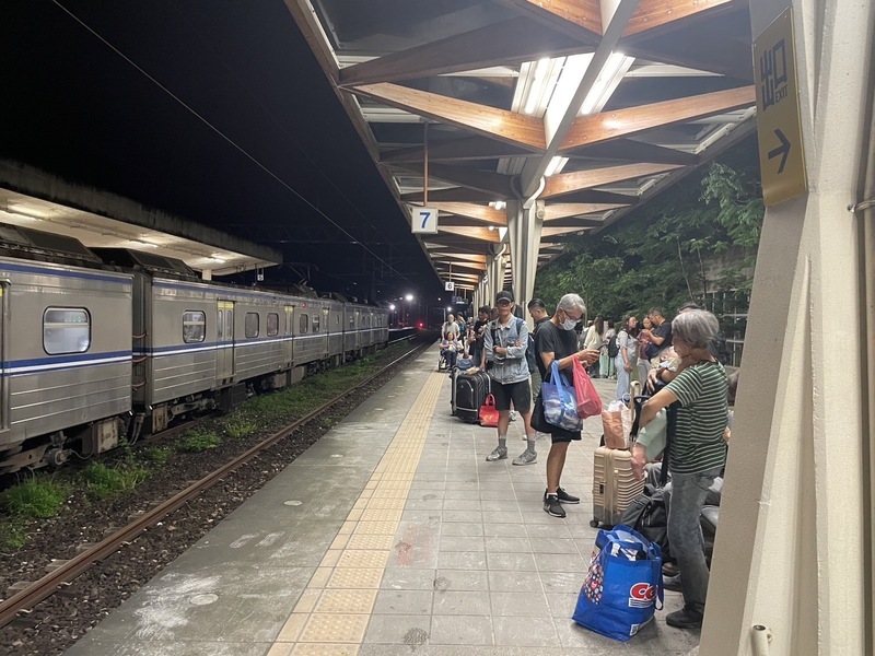EMU3000 terkena tanah runtuh, 6 penumpang cedera ringan dan pemandu patah tangan