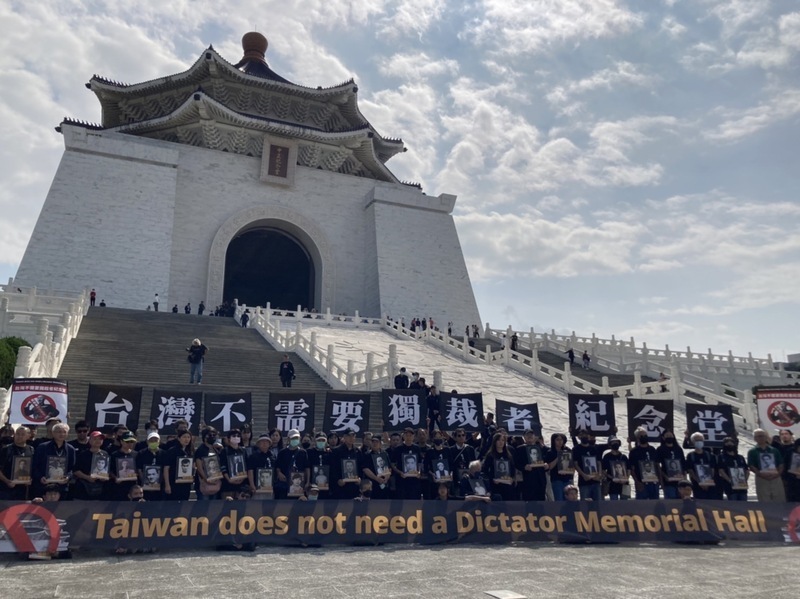 Bergerak keluar pengawal kehormat yang pertama daripada 3 langkah untuk membaik pulih Dewan Memorial Chiang Kai-shek
