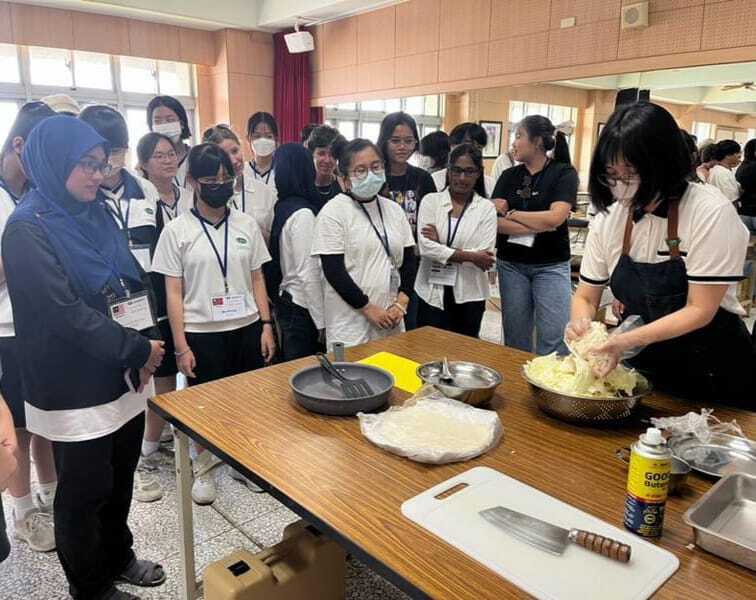 Membuka hati menerima dan belajr budaya baharu di perantauan- Saudari Fauziah belajar Bahasa Mandarin di Taiwan.