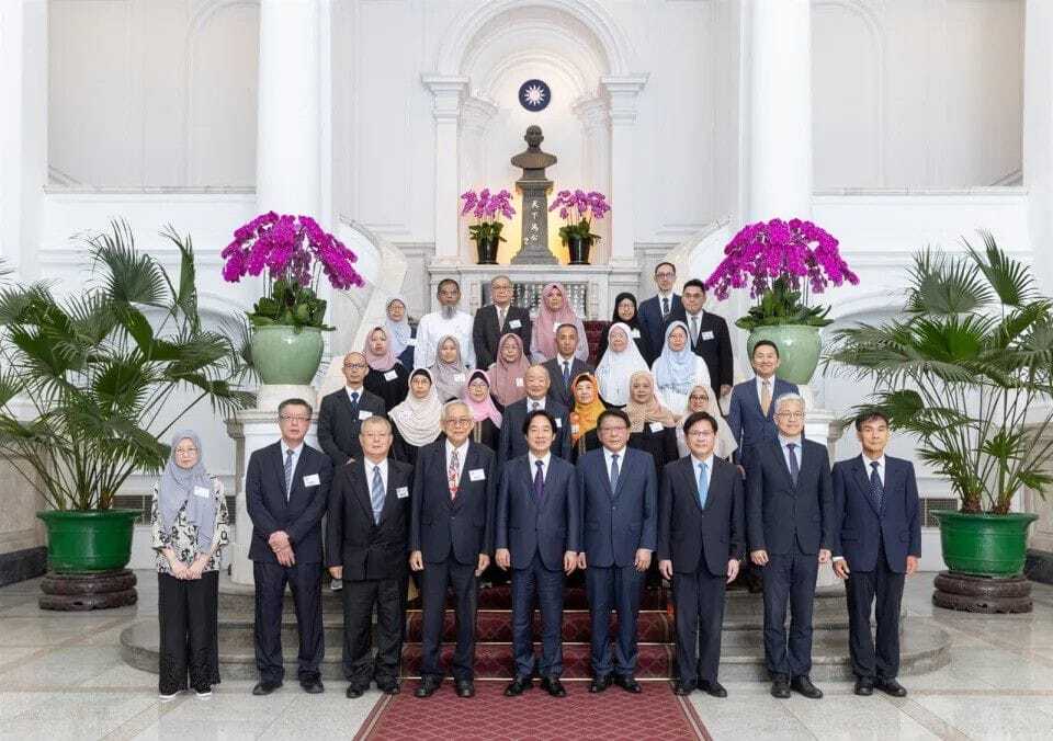 Presiden berjumpa dengan kumpulan jemaah Islam dan berharap dapat meneruskan pelbagai pertukaran dengan negara-negara Islam supaya rakan-rakan Islam juga dapat merasai kebaikan dan keindahan 