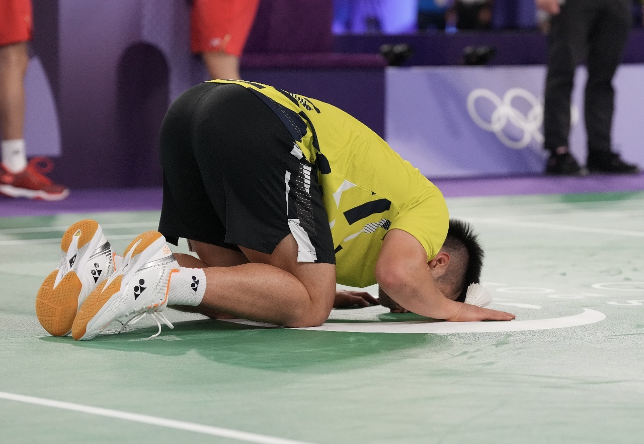 Olimpik Paris/Mencium gelanggang selepas memenangi pingat emas Li Yang: Pertarungan terakhir didedikasikan untuk semua orang dan badminton