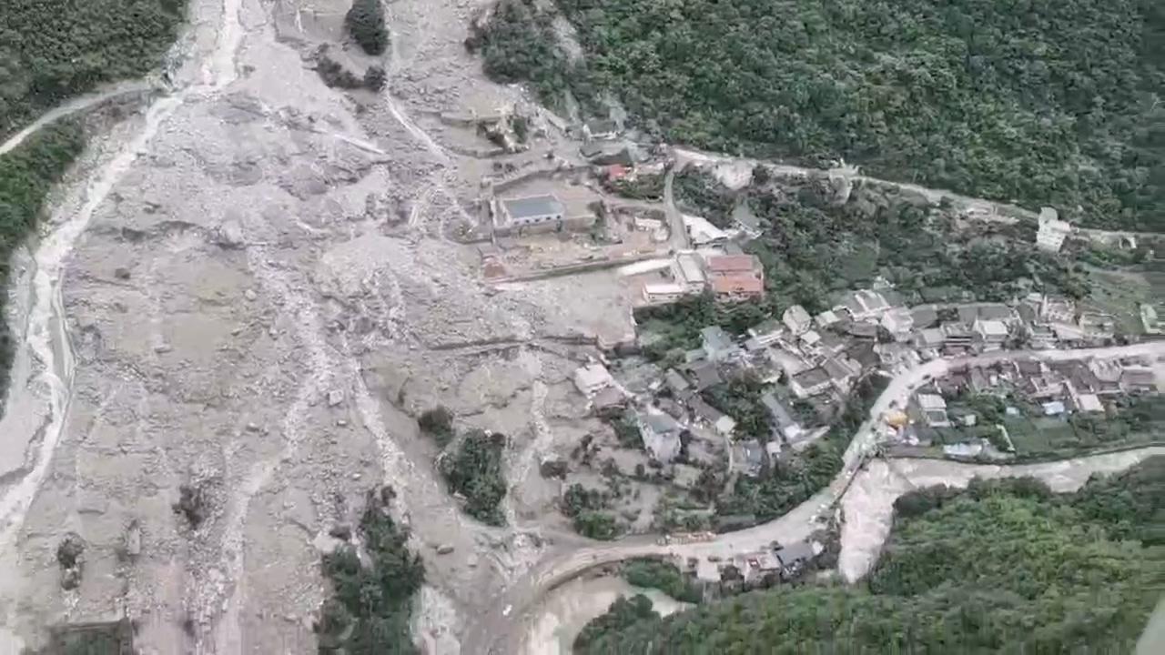 Bencana Dahsyat : 8 maut, 19 hilang akibat runtuhan jambatan di China