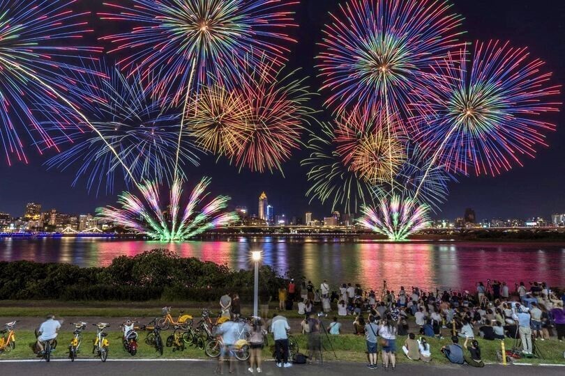 Bunga api yang menakjubkan untuk meraikan malam pertengahan musim panas pada hari Sabtu di Taipei