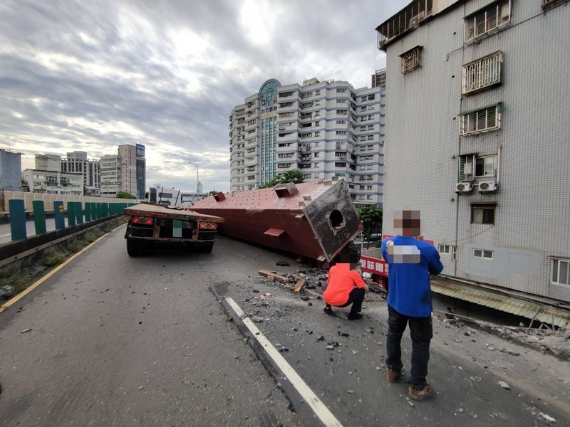 Rasuk keluli treler traktor melanggar pagar, dan keseluruhan laluan dari Sanchong ke Jambatan Taipei Zhongxiao telah ditutup.