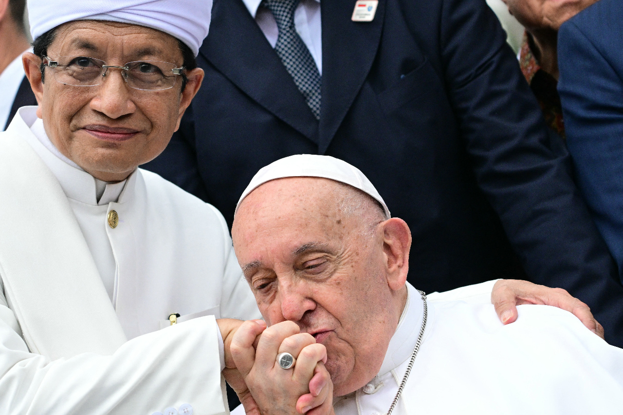 Paus Francis melawat masjid terbesar di Asia Tenggara dan menyertai pemimpin agama Indonesia dalam menyeru keharmonian agama
