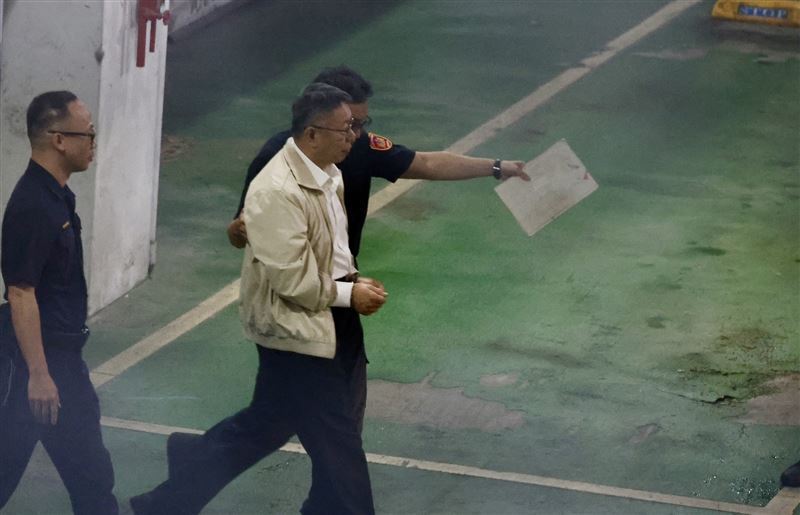 Ko Wen-je telah ditahan dan diiringi oleh polis ke kereta tahanan