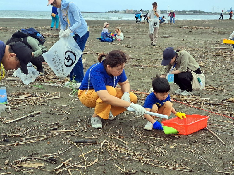 Kementerian Alam Sekitar dan Pejabat Ekonomi dan Perdagangan Eropah membersihkan lebih daripada 450 kilogram sampah di Pantai Taipei Baru