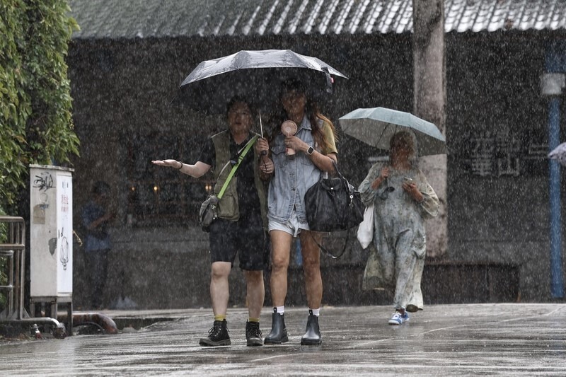 Hujan di Selatan Meningkat pada Waktu Malam, Angin Fohn di Kawasan Hsinchu hingga Taichung