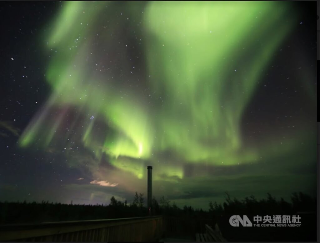 Aurora muncul di Amerika Syarikat, Britain, China, Jepun dan negara lain, ribut geomagnet yang kuat menjadikan langit malam limpahan cahaya yang menarik.