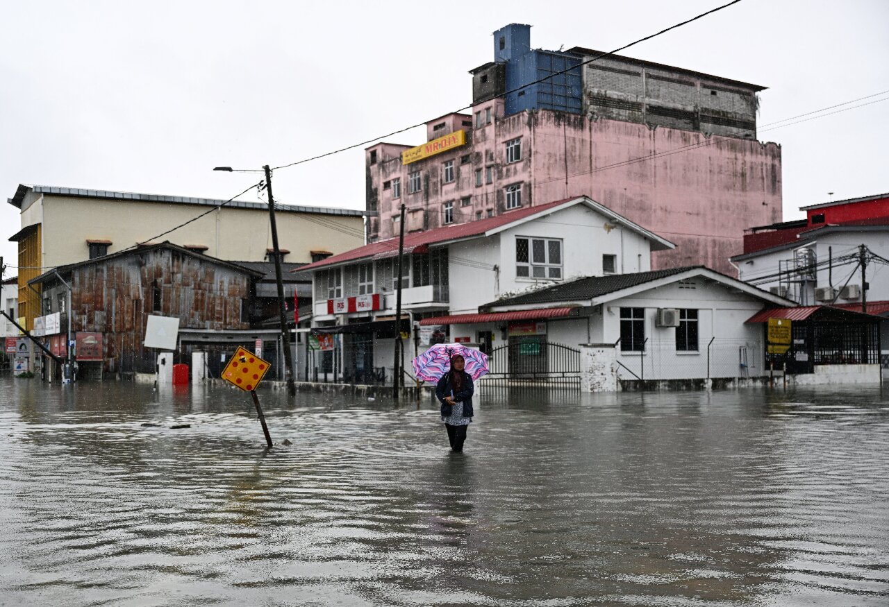 Banjir besar di utara Malaysia, 120,000 orang kehilangan tempat tinggal.