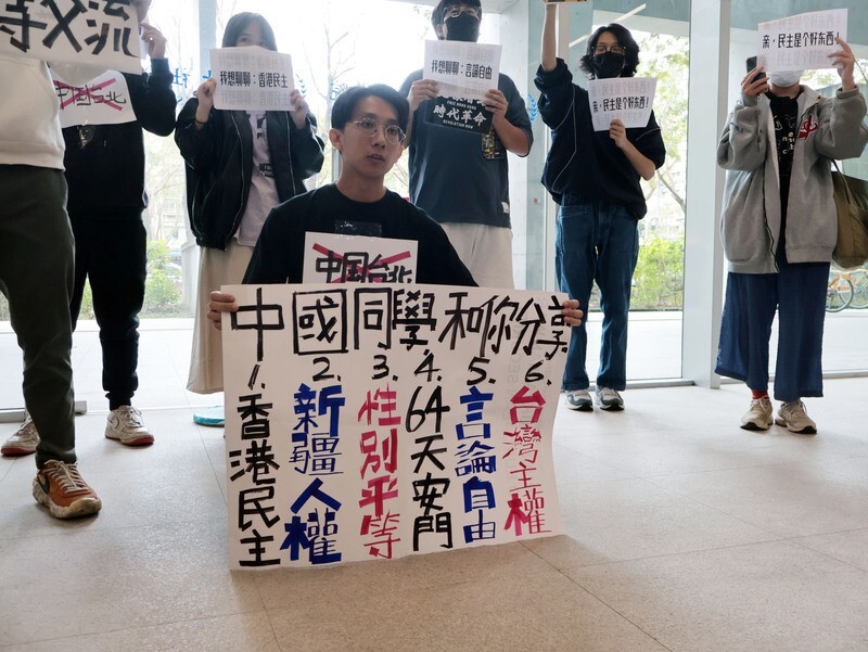 Rombongan Pelajar China Melawat Taiwan Menyaksikan Protes, Netizen Weibo Juga Ingin Tahu
