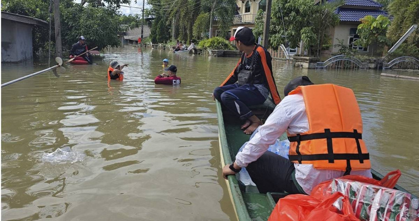 Selatan Thailand Dilanda Banjir, Penduduk Berjaya Rakam Imej Ular Sawa Gergasi.