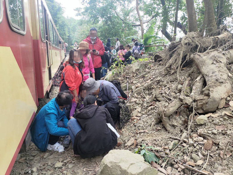 3 pelancong secara haram berjalan di Alishan Forest Railway dan didenda NT$10,000 hingga NT$50,000 mengikut undang-undang.