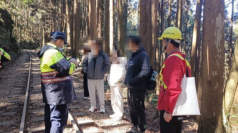 Lagi 5 Pelancong Dikesan Berjalan Di Atas Rel Kereta Api Alishan, Denda Mencecah Puluhan Ribu