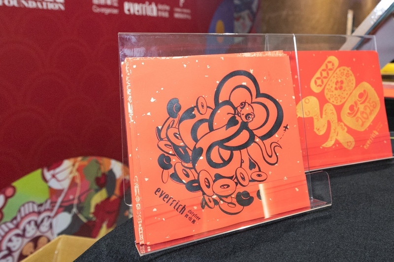 Penumpang Membolehkan Mencetak Kuplet Tahun Baru dan Angpau di Lapangan Terbang Antarabangsa Taoyuan Taiwan Untuk Merasai Tahun Baru Taiwan