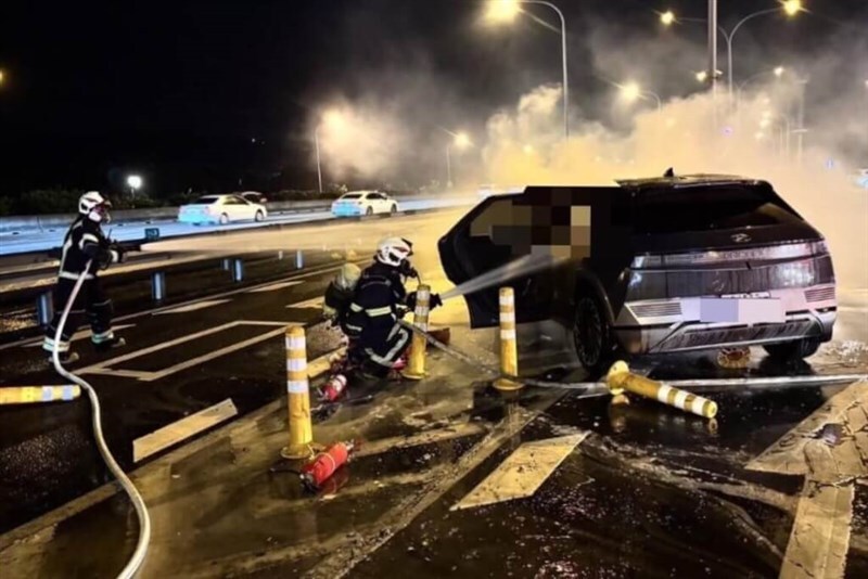 4 maut, 4 cedera apabila EV terhempas, terbakar di Taoyuan